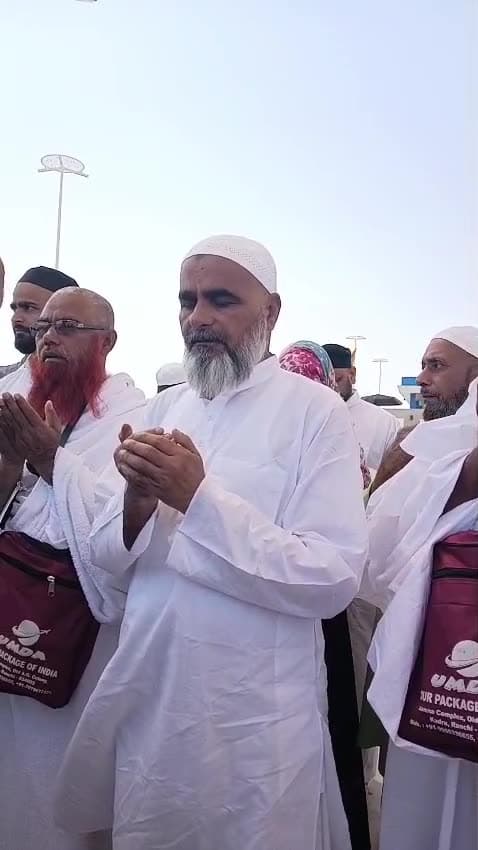 Umda Tour pilgrims making dua together during Ziyarat