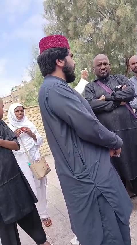 Our guide explains the history of Hazrat Abdullah ibn Abbas (RA) on the Taif Ziyarat